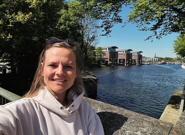 Gastgeberin Olga Kaul am Wasser in Ostholstein