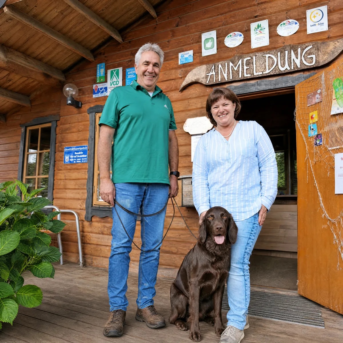 Rixa und Norbert Engel mit ihrem Hund vor der Anmeldung des Inselcamps Rügen