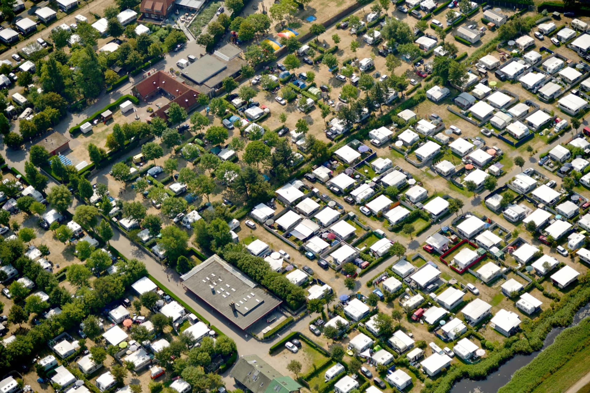 Luftbild eines Campingplatzes auf Fehmarn mit Wohnwagen, Mobilheimen und Zelten